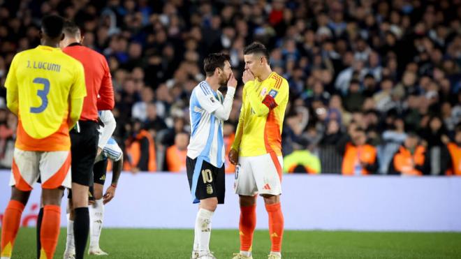 James y Messi dialogan en el Argentina -Colombia (Foto: TyC Sports)