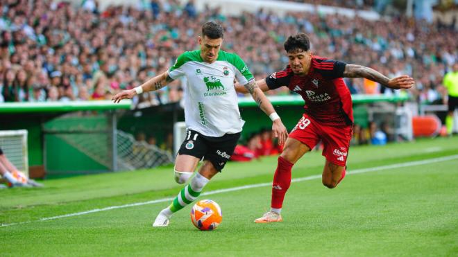 Lance del partido de ida de playoff entre Racing de Santander y Mirandés (foto: Cordon Press).