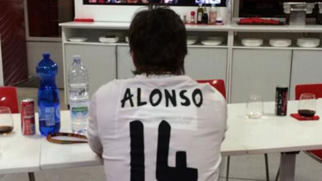 Fernando Alonso con una camiseta del Real Madrid (Foto: redes sociales)