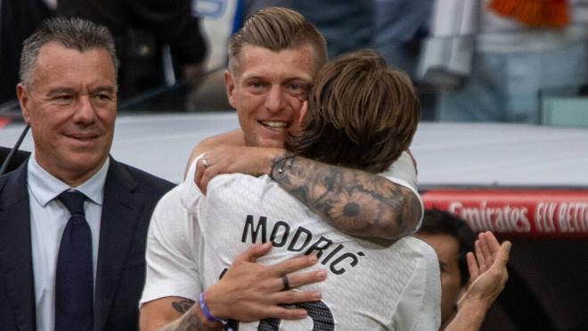 Toni Kroos abrazando a Luka Modric en su despedida del Bernabéu (Cordon Press)