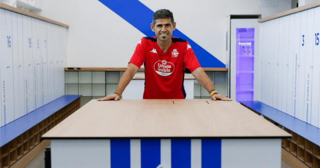 Antonio Hidalgo posa como blanquiazul. (Foto: RCD)