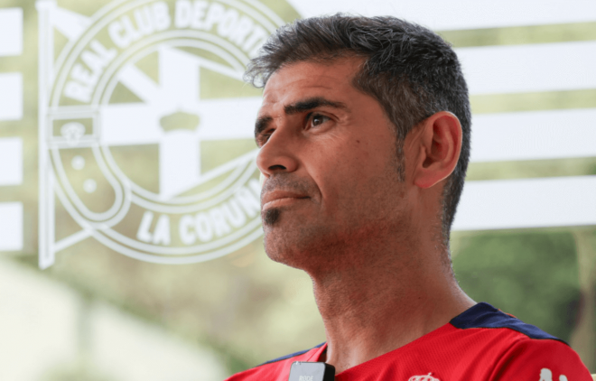 Antonio Hidalgo posa como blanquiazul. (Foto: RCD)