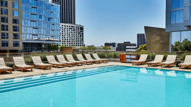 Piscina del hotel Conrad Los Ángeles (Hilton)