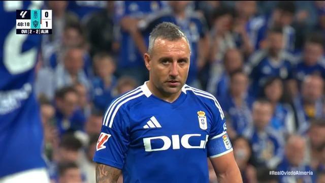 Santi Cazorla marca en el Real Oviedo-Almería.