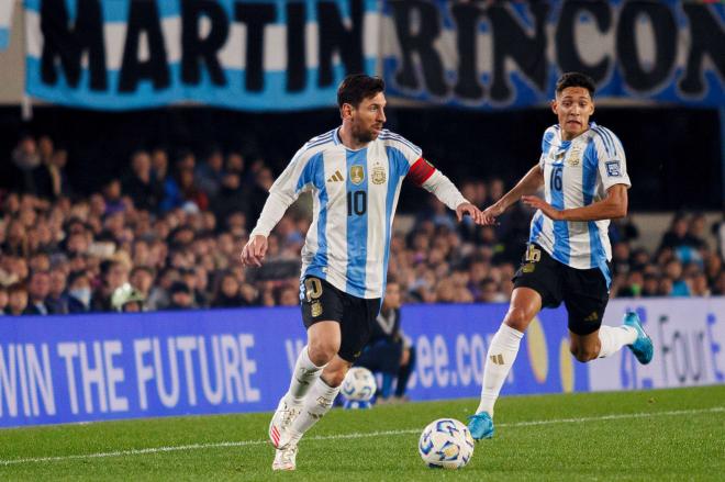 Messi conduce el balón durante el Argentina - Colombia (Foto: Cordon Press)