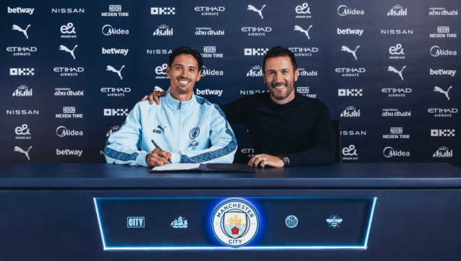 Tijjani Reijnders posa como nuevo jugador del Manchester City (Foto: MCFC).