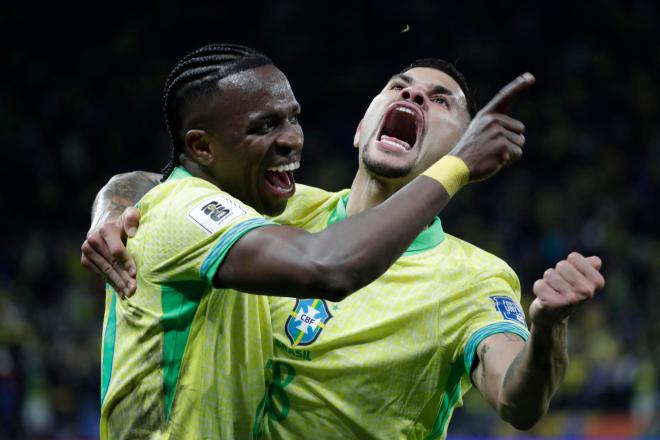 Vinícius y Bruno Guimaraes celebran un gol con Brasil (Foto: EFE).