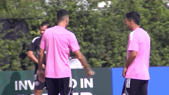 Luis Suárez y Sergio Busquets en el entrenamiento (ElDesmarque)