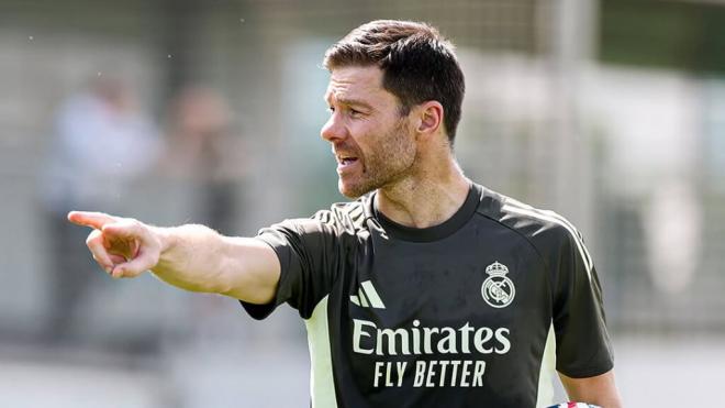 Xabi Alonso durante un entrenamiento del Real Madrid (Fuente: @realmadrid)