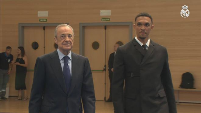 Trent Alexander-Arnold, junto a Florentino Pérez en su presentación con el Real Madrid (captura: