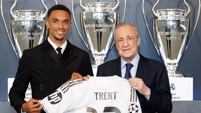 Alexander-Arnold con Florentino Pérez (Fuente: @realmadrid)