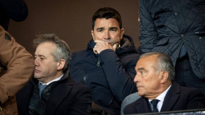 El director deportivo del Barcelona, Deco, durante un partido (foto: Cordon Press).