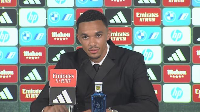 Alexander Arnold, en su presentación con el Real Madrid (Foto: ElDesamrque)