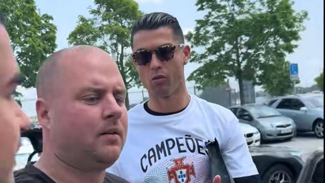 Cristiano Ronaldo con un seguidor (Foto: redes sociales)