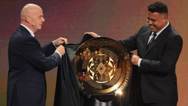 Gianni Infantino y Ronaldo Nazario con el Mundial de Clubes 2025 (Cordon Press)