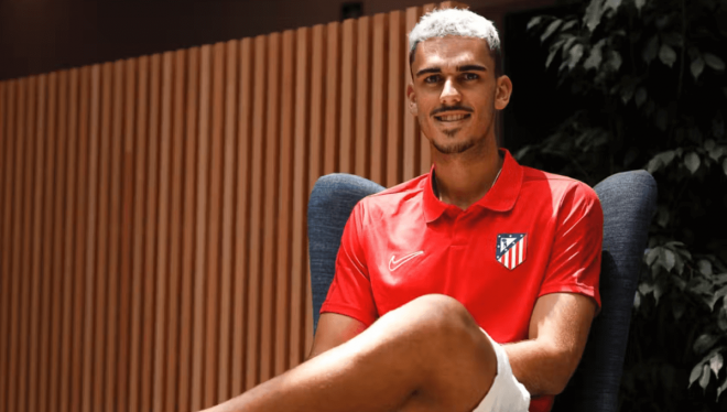 Joaquín González posa con la camiseta colchonera. (Foto: Atlético de Madrid)