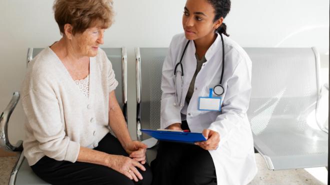 Mujer siendo informada del diagnóstico por una médico (Foto: Freepik)