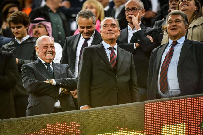 Joan Soteras junto a la directiva del Barcelona (Cordon Press)