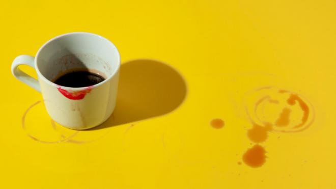 Taza de café sin acabar manchada de pintalabios (Foto: Freepik)