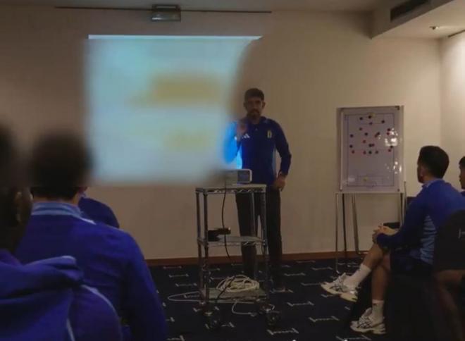 Veljko Paunovic arenga a los suyos. (Foto: Real Oviedo)