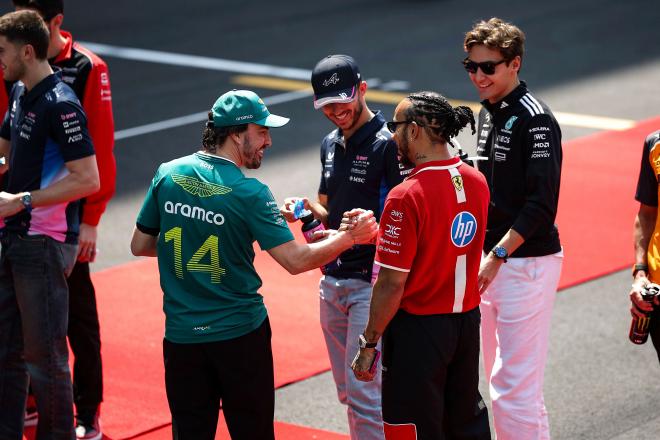Fernando Alonso y Hamilton se saludan (Foto: Cordon Press)