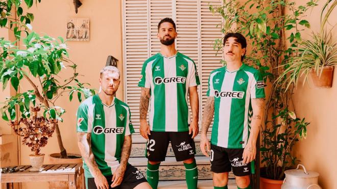 Aitor Ruibal, Isco y Bellerín, con la nueva equipación del Betis (Foto: RBB).