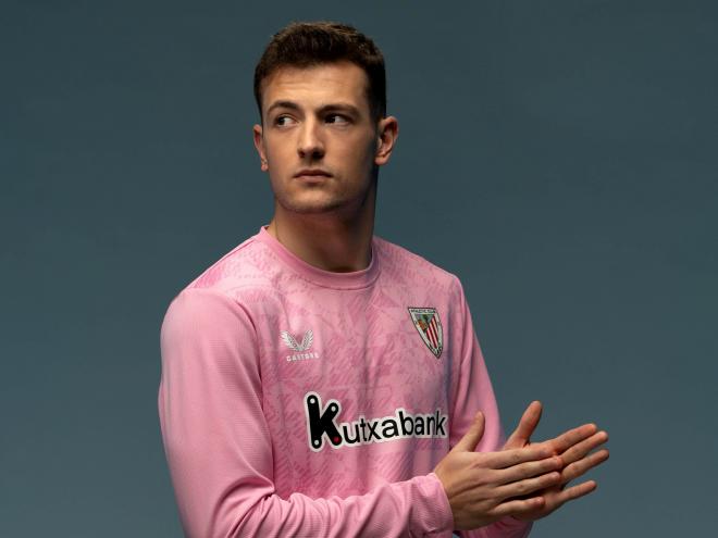 El meta Julen Agirrezabala luce la segunda equipación (Foto: Athletic Club).