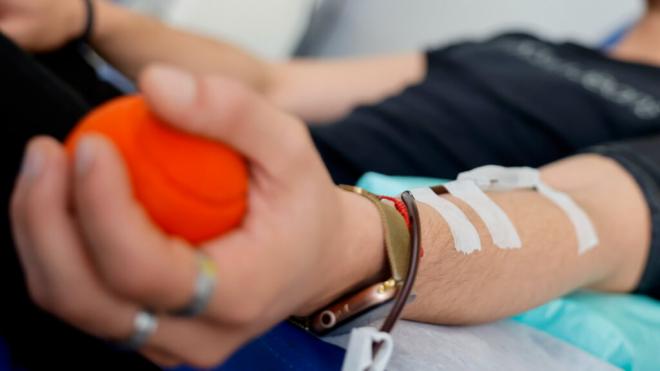 Hombre haciendo una donación de sangre (Foto: @Madridonasangre)