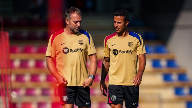 Hansi Flick y Thiago Alcántara durante un entrenamiento del Barcelona (Fuente: Europa Press)