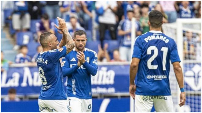 Santi Cazorla, aplaudido en el Carlos Tartiere. (Foto: Europa Press)