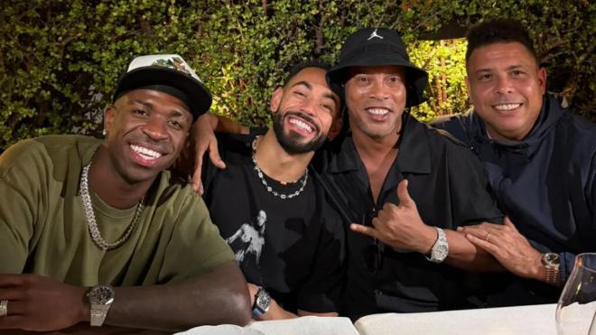 Vinicius junto a Ronaldinho, Ronaldo Nazario y Cunha (Instagram)