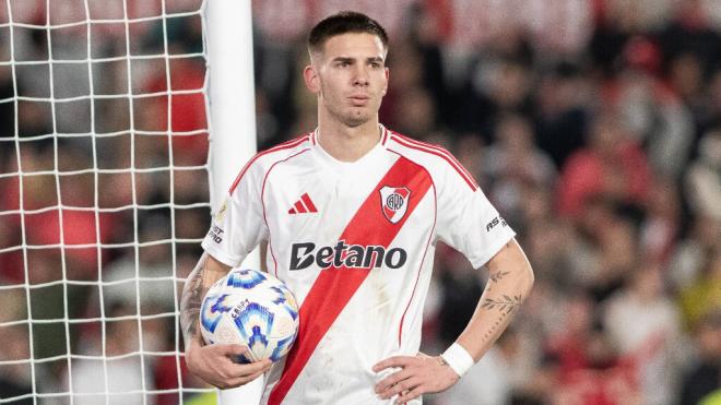 Franco Mastantuono durante un partido de River Plate (Fuente: Cordon Press)