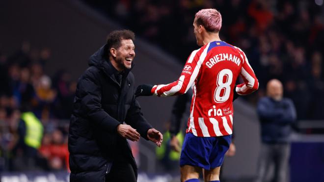 Simeone y Griezmann se abrazan tras un gol (Europa Press)