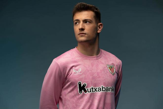El meta Julen Agirrezabala luce la segunda equipación (Foto: Athletic Club).