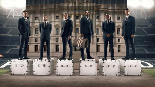 Los jugadores del Real Madrid posando con los trajes de Louis Vuitton