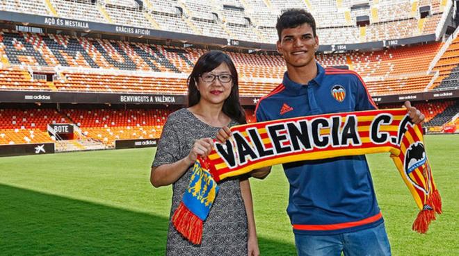 Danilo Barbosa firma por el Valencia CF