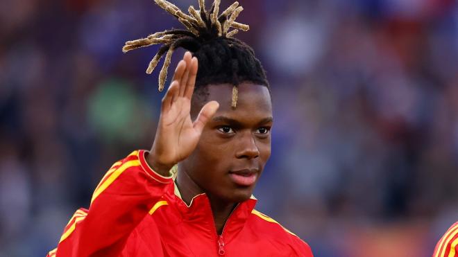 Nico Williams saluda a la grada en la Selección Española (Foto: EuropaPress).