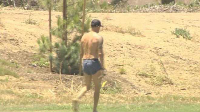 Luis Enrique andando descalzo por el césped (ElDesmarque)