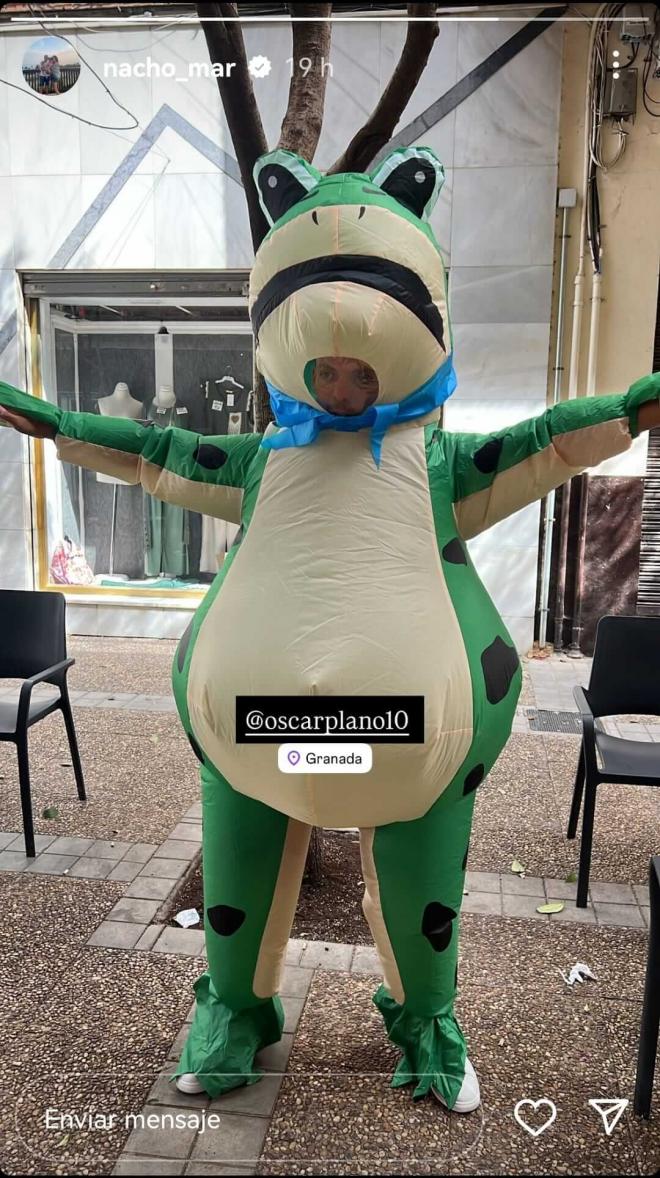 Óscar Plano vestido de rana durante su despedida de soltero (Foto: Instagram).
