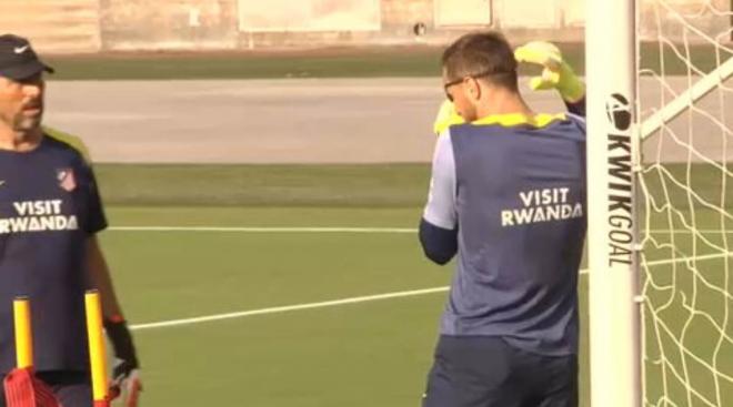 Los porteros del Atlético entrenan con parches en los ojos en Los Ángeles.