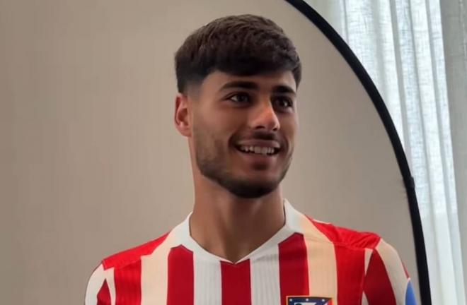 Carlos Martín bromea hablando inglés en el 'media day' de la FIFA (Imagen: Atlético de Madrid).