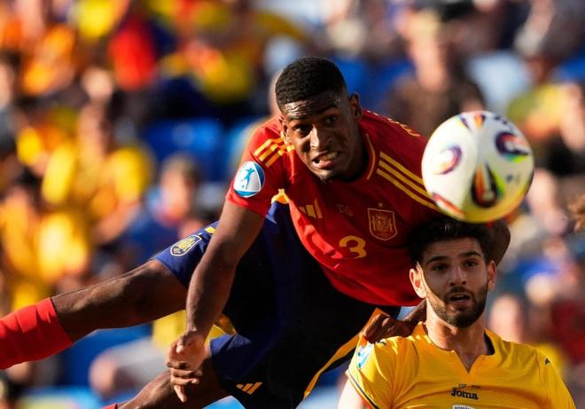Mosquera, ante Rumanía (Foto: @SeFutbol)