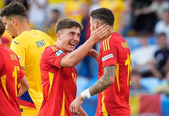 Roberto celebra el gol del triunfo definitivo (Foto: @SeFutbol)