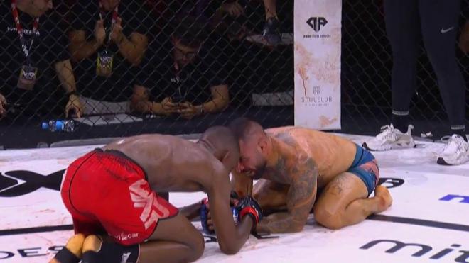 Imagen final de Sebisaho y Schisano tras el combate.