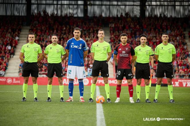 Dani Calvo y Alberto Reina, con los árbitros antes del Mirandés - Real Oviedo (Foto: LALIGA).