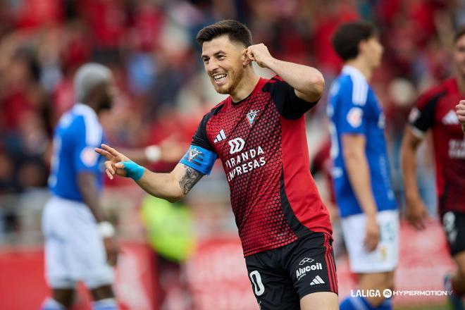 Alberto Reina celebra su gol en el Mirandés - Real Oviedo. (Foto: LALIGA)