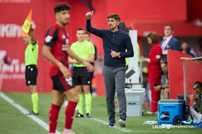 Veljko Paunovic en el Mirandés - Real Oviedo (Foto: LALIGA).