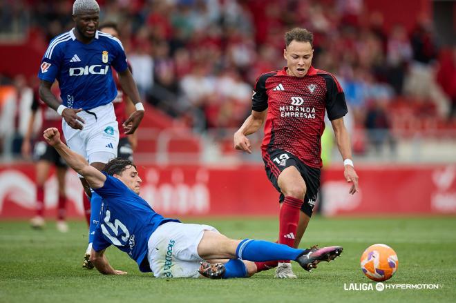 Oier Luengo y Kwasi Sibo presionan a Lachuer en el Mirandés - Real Oviedo (Foto: LALIGA).
