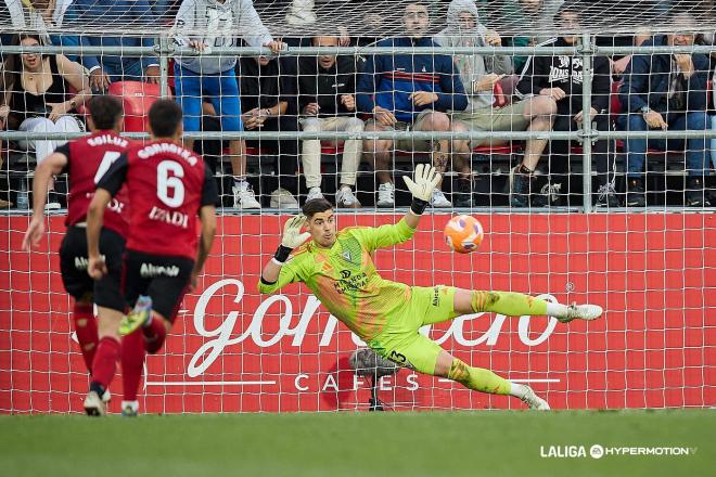 Raúl Fernández para un penalti en el Mirandés-Real Oviedo (Foto: LALIGA).