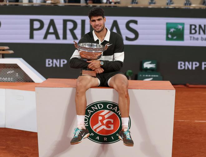 Carlos Alcaraz, tras conquistar Roland Garros (Foto: EFE).